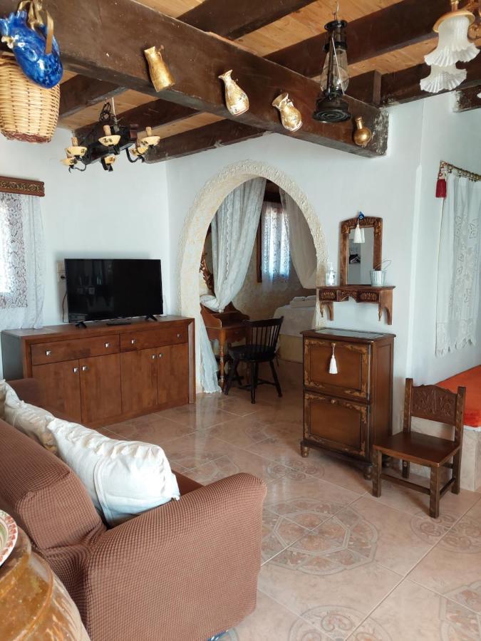 Lakena Traditional House Menetai Bagian luar foto